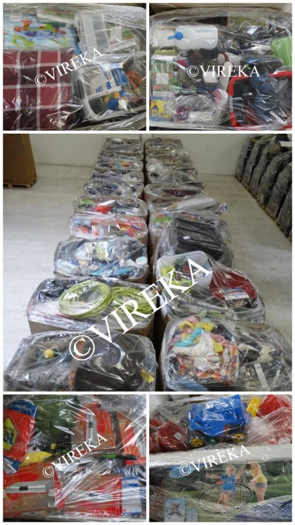 Palety z zapakowanymi w folię stretch różnymi produktami, w tym odzieżą, zabawkami i artykułami gospodarstwa domowego, ustawione w magazynie.