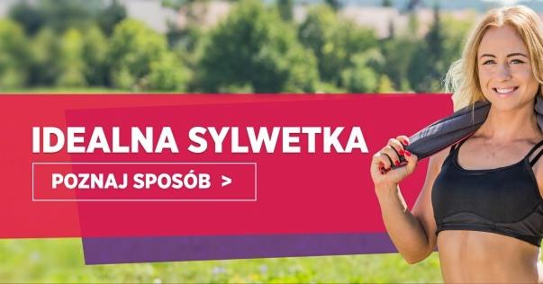 Uśmiechnięta blondynka w sportowym topie, z ręcznikiem na szyi, na tle zieleni i baneru reklamowego z napisem 'Idealna Sylwetka. Poznaj sposób'.