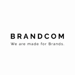 Minimalistyczne logo 'BRANDCOM' z hasłem 'We are made for Brands' na białym tle.