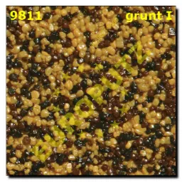 Zbliżenie na próbkę tynku mozaikowego w odcieniach brązu i beżu, z widoczną fakturą drobnych kamyczków, oferowanego we Wrocławiu.