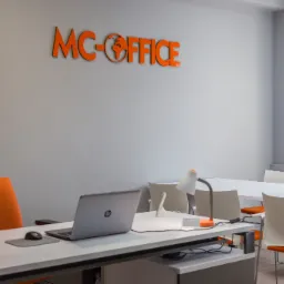 Jasne biuro z pomarańczowym akcentem: logo 'MC-OFFICE' na ścianie, biurko z laptopem i lampką, przestrzeń konferencyjna z białymi stołami i krzesłami z pomarańczowymi siedziskami.
