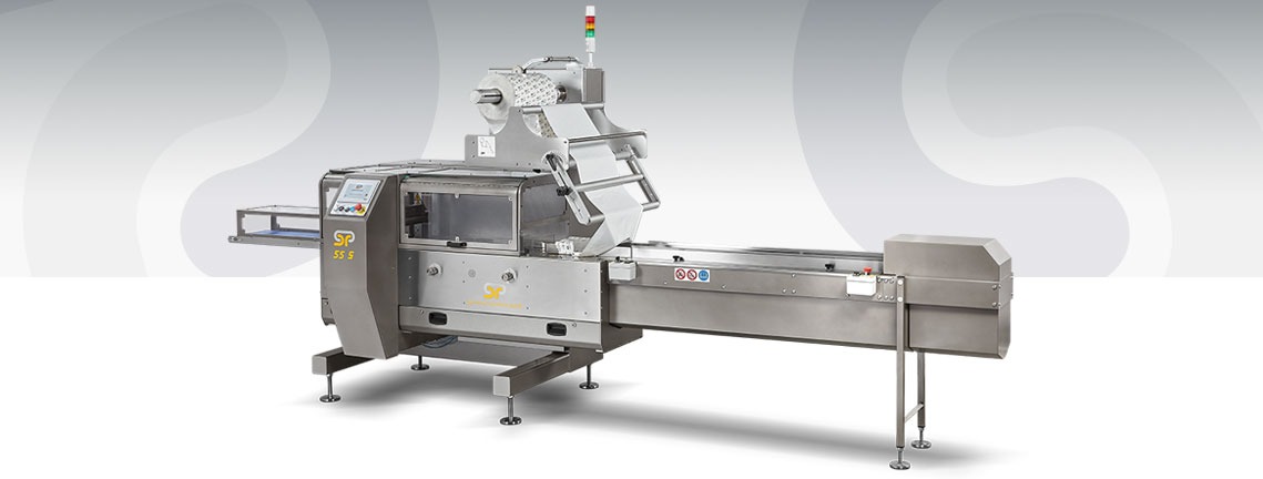 Wysokowydajna maszyna pakująca GSP 55S z podajnikiem taśmowym, widoczne oznaczenia bezpieczeństwa i panel sterowania z przyciskami.