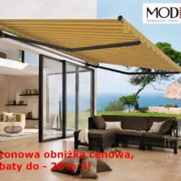 Żółto-szara markiza tarasowa z widokiem na morze, logo producenta w prawym górnym rogu, sezonowa obniżka cenowa widoczna na pierwszym planie.