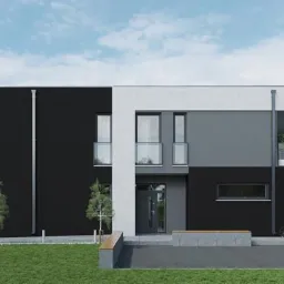 Wizualizacja nowoczesnego, dwukondygnacyjnego domu z płaskim dachem, elewacją w odcieniach szarości i czerni, balkonem z przezroczystą balustradą, widokiem na trawnik i drzewa, oraz rowerem opartym...
