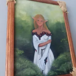 Obraz olejny przedstawiający elfa w białej sukni, oprawiony w drewnianą ramę z jutowymi narożnikami.