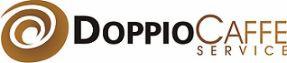 Logo firmy Doppio Caffe Service z brązowym symbolem spirali po lewej i napisem w kolorach czarnym i brązowym na białym tle.