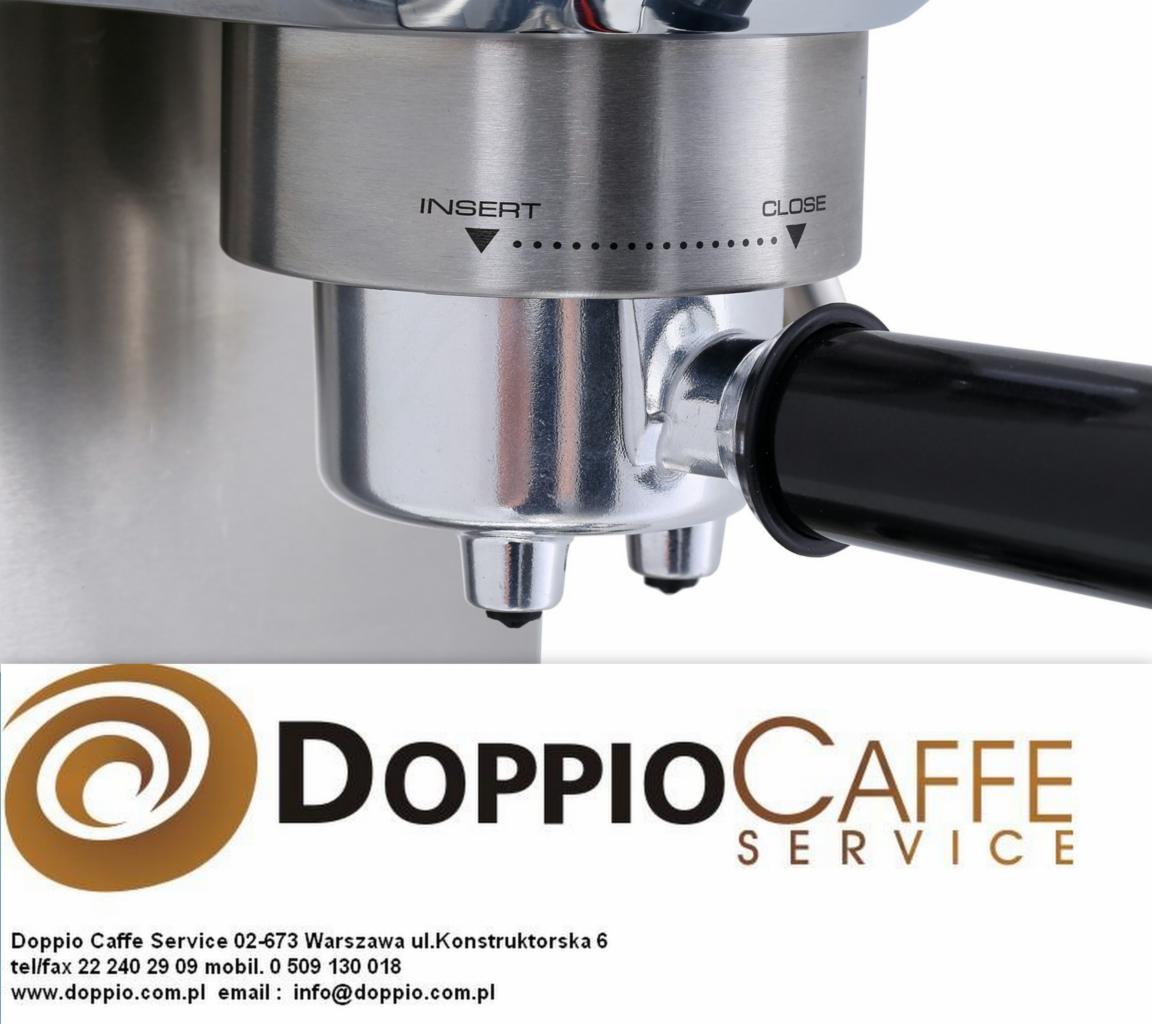 Szczegółowy widok portafiltra ekspresu do kawy z oznaczeniami 'Insert' i 'Close', poniżej logo 'Doppio Caffe Service' z adresem i danymi kontaktowymi.