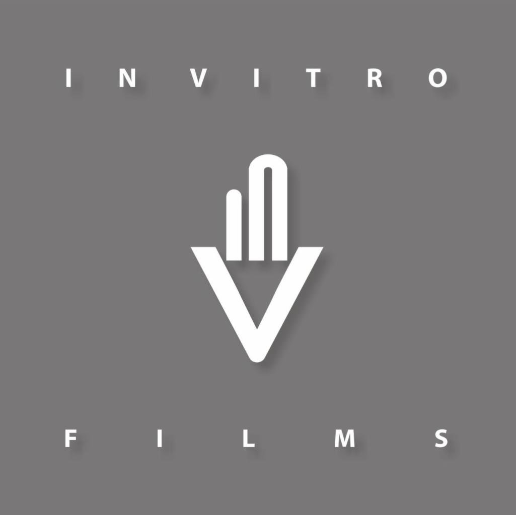 Logo firmy In Vitro Films: biały symbol strzałki w dół z trzema pionowymi paskami u góry, na szarym tle.