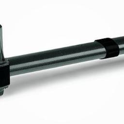 JSzcześniak - Siłownik bramy automatycznej w kolorze grafitowym, widoczne mocowanie i kluczyk zabezpieczający.