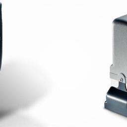 JSzcześniak - Dwa identyczne, nowoczesne siłowniki do bram przesuwnych, w kolorze szaro-grafitowym, z widocznym logo producenta na obudowie, zaprezentowane na białym tle.