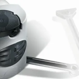 Szary napęd do bram garażowych z czarnymi elementami, widoczny na białym tle, z ramieniem w pozycji otwartej.