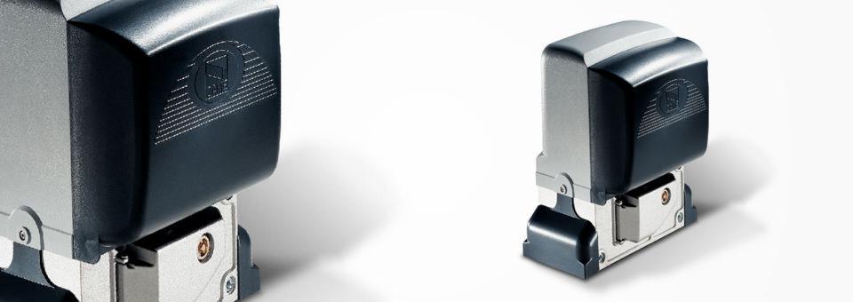 Dwa identyczne, nowoczesne siłowniki do bram przesuwnych, w kolorze szaro-grafitowym, z widocznym logo producenta na obudowie, zaprezentowane na białym tle.