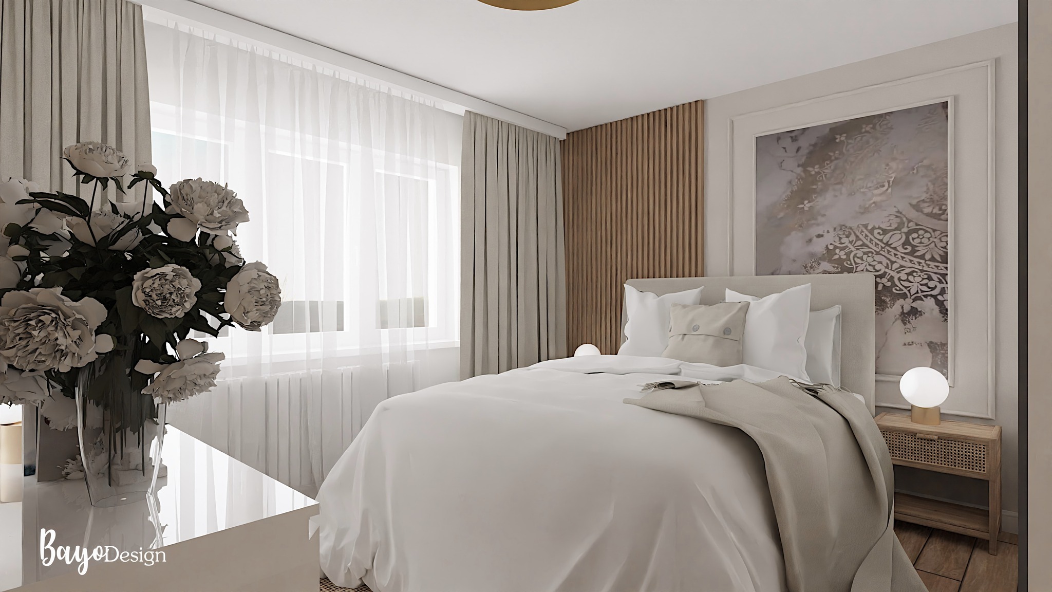 Jasna sypialnia z dużym łóżkiem, drewnianą ścianką dekoracyjną, obrazem w ramie i bukietem piwonii w wazonie na błyszczącym stoliku. Widoczne logo Bayo Design.