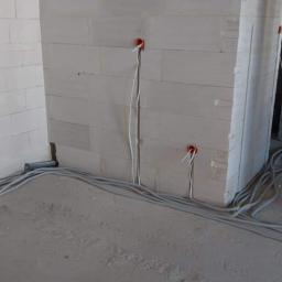 P.H.U. IGUANA Bartłomiej Kalarus - Jeszcze tylko wszystko ładnie upiąć i gotowe. Mieszkania w nowo budowanych blokach.