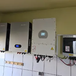 Instalacja fotowoltaiczna: dwa magazyny energii Miellec i falownik hybrydowy Deye on/off grid, zamontowane na ścianie wyłożonej kafelkami, widoczne przewody i zabezpieczenia.