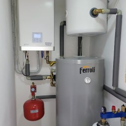 Pompa ciepła Rotenso Aquami 6 kW ze zbiornikiem ciepłej wody użytkowej Ferroli 200 litrów i buforem 50 litrów. 