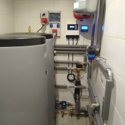 Maszynownia pompy ciepła Krommler 15kW (monoblok). Zbiornik cwu 300l + zbiornik buforowy 300l.