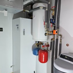 Pompa ciepła York o mocy 10 kW ze zbiornikiem ciepłej wody użytkowej o pojemności 240 litrów. System chłodzenia aktywnego (wymiennik chłodniczy w instalacji wentylacyjnej - rekuperacji).
