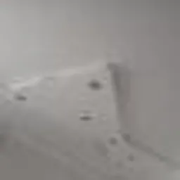 Biały sufit z zamontowanymi punktowymi lampami LED, widoczne delikatne załamania światła i minimalizm wykończenia.