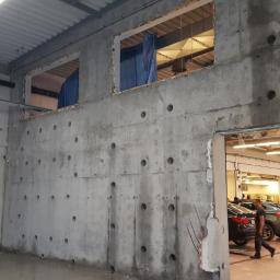 Wycinanie ściany w salonie BMW