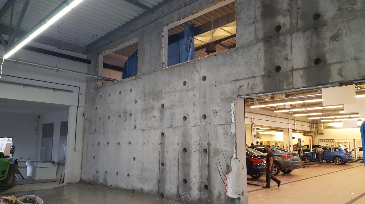 Wycinanie ściany w salonie BMW