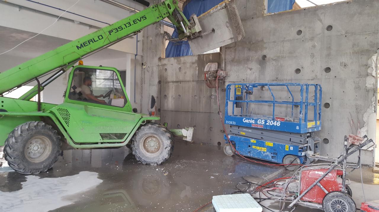 Wycinanie ściany w salonie BMW 2