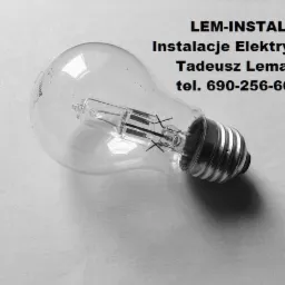 Żarówka na szarym tle z tekstem LEM-INSTAL, Instalacje Elektryczne, Tadeusz Leman, tel. 690-256-666.