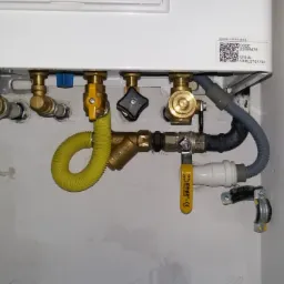 Zawieszenie oraz podloczenia pieca gazowego