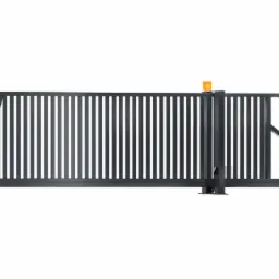 Nowoczesna, przesuwna brama metalowa w kolorze antracytowym, z pionowymi prętami i dekoracyjnym wzorem w górnej części, oświetlona pomarańczową lampą ostrzegawczą, na białym tle.