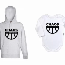 Jasnoszara bluza z kapturem i białe body niemowlęce z nadrukiem 'CHAOS KONTROLOWANY', na białym tle.