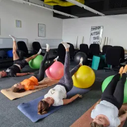 Trening pilates dla poczatkujacych w biurze