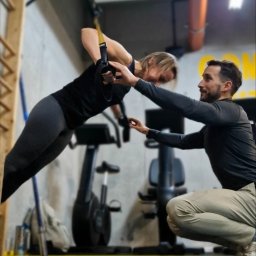 Trening funkcjonalny z TRX – korekta ustawienia ciała i dłoni w ćwiczeniu

Pracujemy nad klatką piersiową z naciskiem na technikę.
Trening dopasowany do osoby początkującej — bez presji, z pełnym skupieniem na jakości ruchu.
👉Zarezerwuj trening w Krak