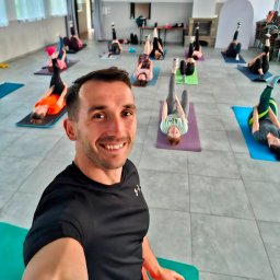 Trening grupowy dla początkujących fit joga 