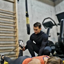 Trening personalny-ćwiczenia wzmacniające tył uda z taśmą oporową 