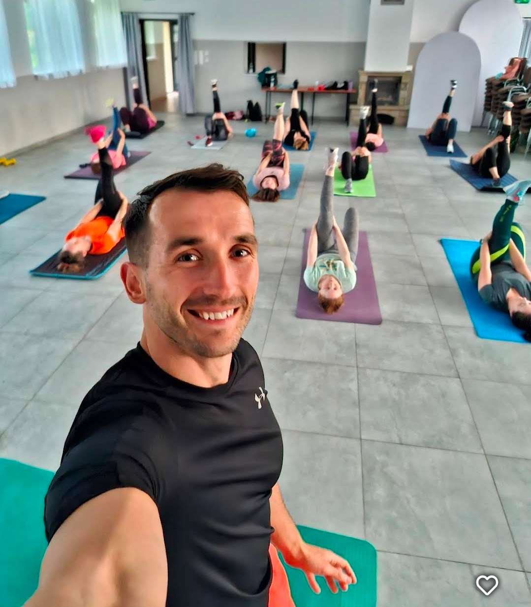 Trening grupowy dla początkujących fit joga