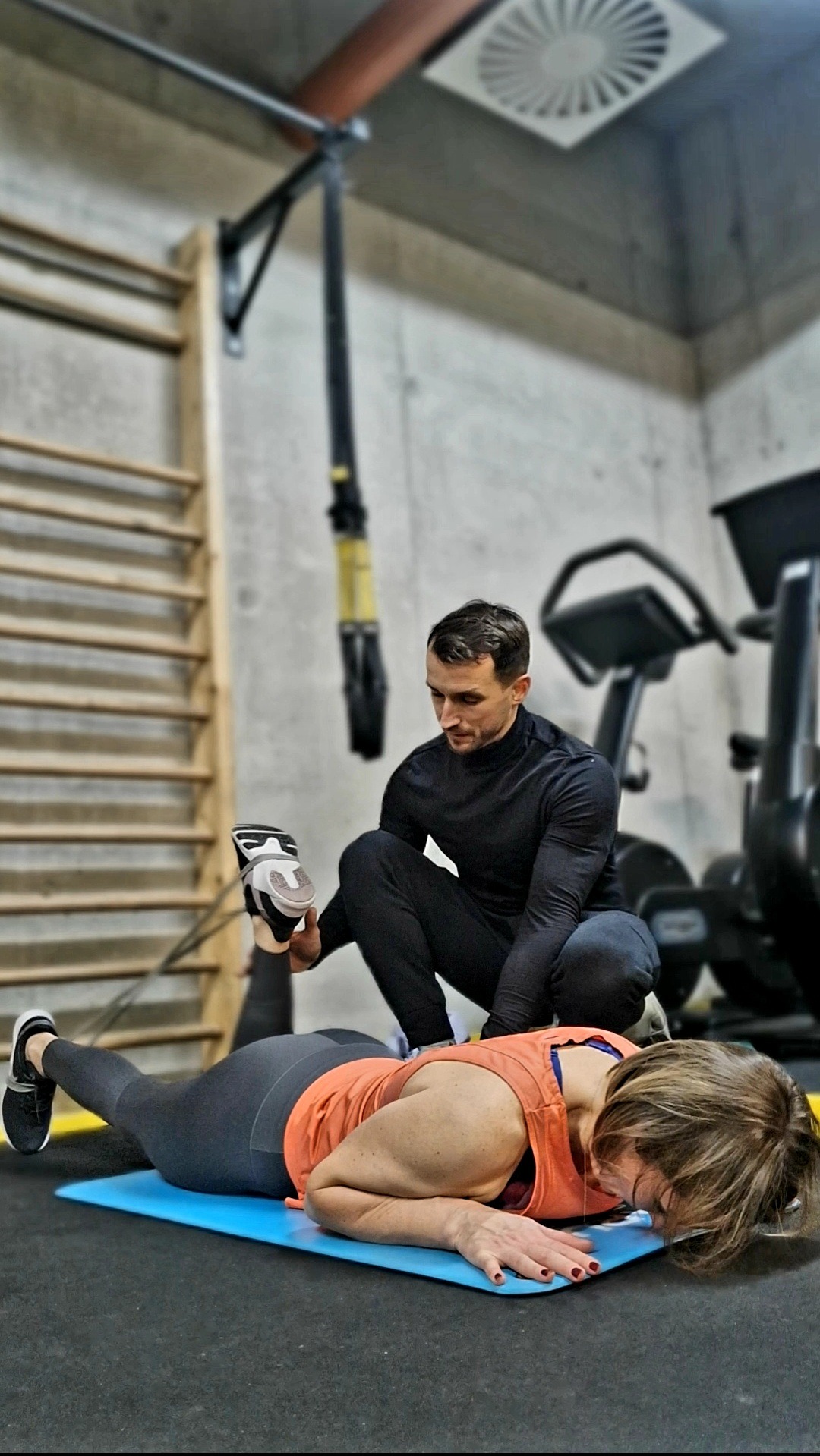 Trening personalny-ćwiczenia wzmacniające tył uda z taśmą oporową