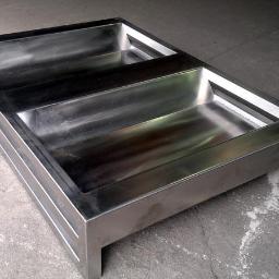 WR Rafał Wisiński - Dwu-komorowa, spawana konstrukcja ze stali nierdzewnej, prawdopodobnie taca lub pojemnik, na niskich nóżkach, leżąca na betonowej podłodze.