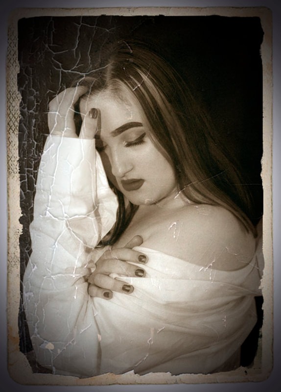 Portret kobiety w stylu retro, z efektem starego zdjęcia, w białej koszuli, z ręką na czole i zamkniętymi oczami.