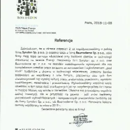 Skan dokumentu referencyjnego od francuskiej firmy Bois d'Eden, potwierdzający wsp&oacute;łpracę z polską firmą Synolon Sp. z o.o. przy budowie dom&oacute;w drewnianych w technologii szkieletowej na terenie...