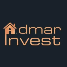 Logo firmy Admar Invest w kolorze miedzianym na ciemnym tle, z symbolem domu wkomponowanym w literę A.