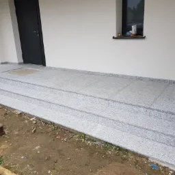 Schody granitowe wraz z cokolikami.