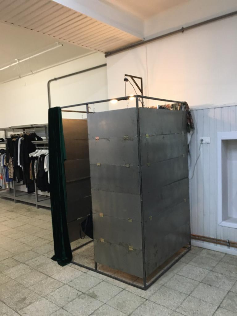 Metalowa przymierzalnia