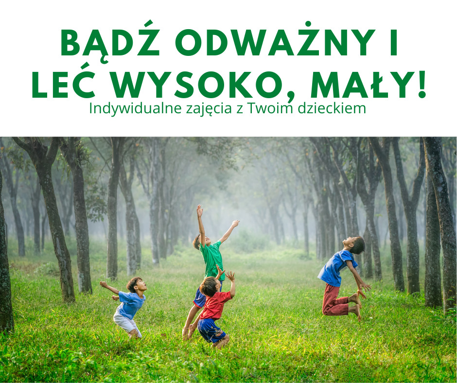 Czterech chłopców w kolorowych ubraniach bawi się w zielonym lesie, jeden skacze, a pozostali wyciągają ręce do góry.