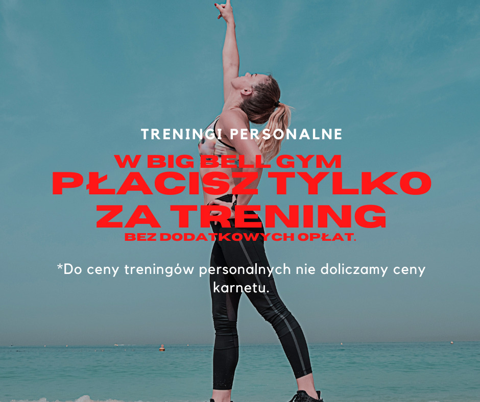 Kobieta w sportowym stroju, stojąca na plaży z uniesioną ręką, na tle jasnego nieba i morza, z nałożonym tekstem reklamowym o treningach personalnych w Big Bell Gym.