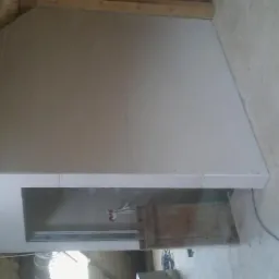 Wykończone poddasze z płyt karton gips, widoczna wnęka z wystającymi przewodami elektrycznymi i fragment drewnianej konstrukcji w surowym stanie.