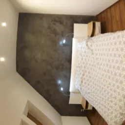 Beton dekoracyjny na scianie