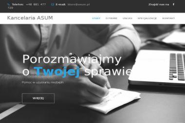 Fragment strony internetowej kancelarii prawnej ASUM z hasłem 'Porozmawiajmy o Twojej sprawie', widoczne dłonie piszące na kartce, obok laptop.