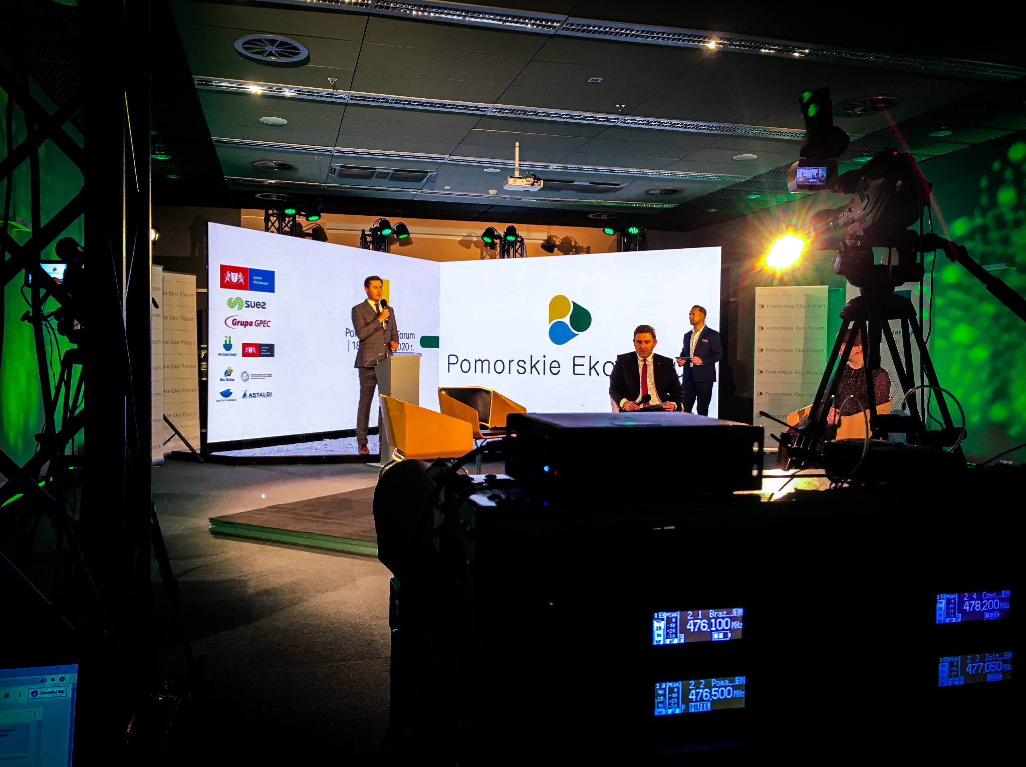 Konferencja hybrydowa