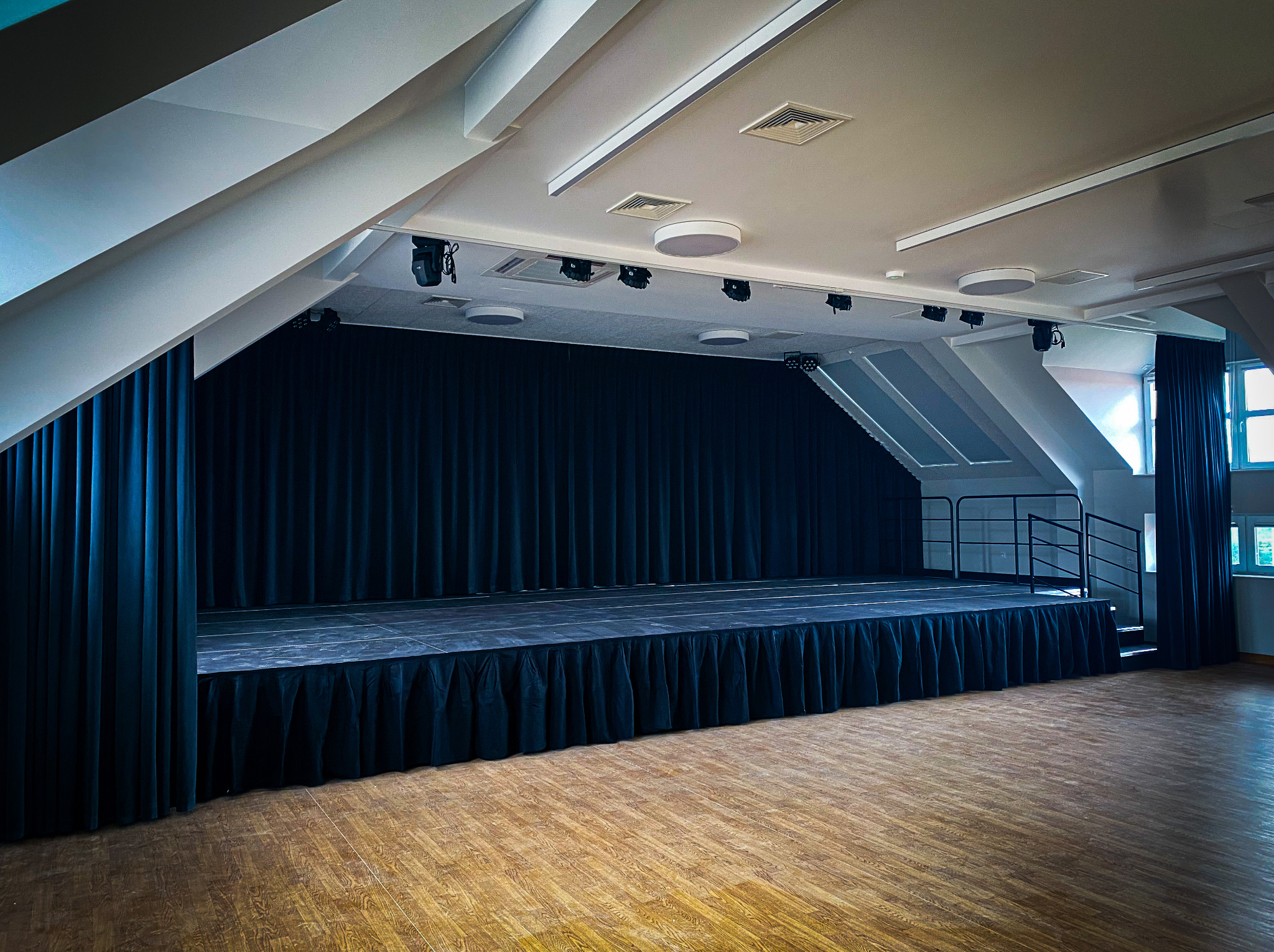 Projekt i montaż sceny oraz kurtyny