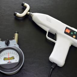 Gabinet Masażu i Chiropraktyki - Nervoscope Thermal Detection devices: analog indicator and digital gun-shaped instrument with probes, used in chiropractic for spinal analysis.